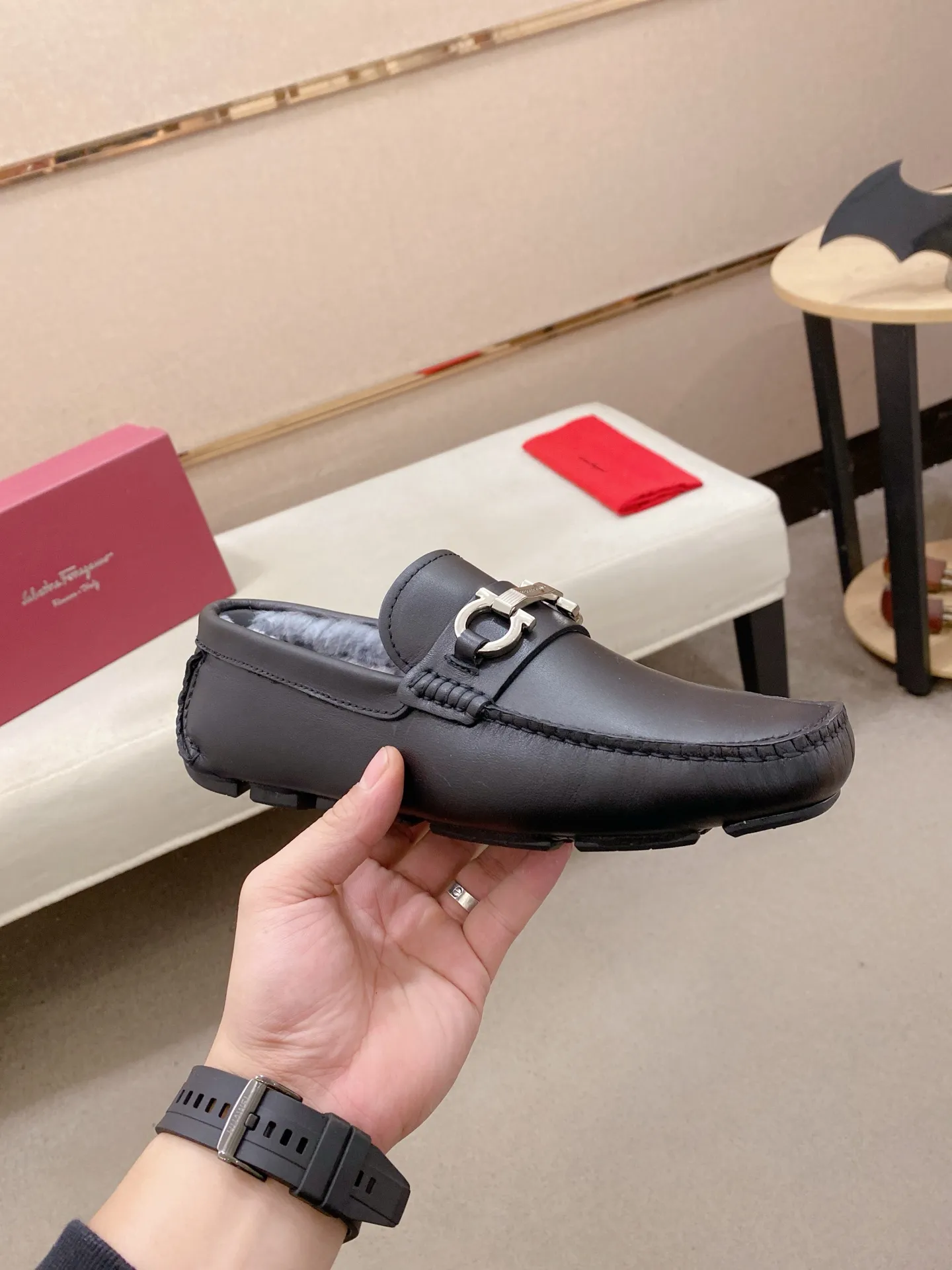 Factory price: 540💰High-end quality! Ferragamo🆕🆕Exclusive hot-selling products in stock🔥🔥New products on the shelves, high-quality Ferragamo men's pea shoes, high-end casual driving shoes, with complete packaging! 💪 💪 Material: imported first-layer cowhide 🐂 + imported high-quality wool lining + wear-resistant outsole 👍🏻👍🏻 Features: high-end and comfortable, purely handmade 🚀 🚀 Create the perfect shoes that suit you best 🔥 🔥 Size: (38-44) 45 standard size can be customized!